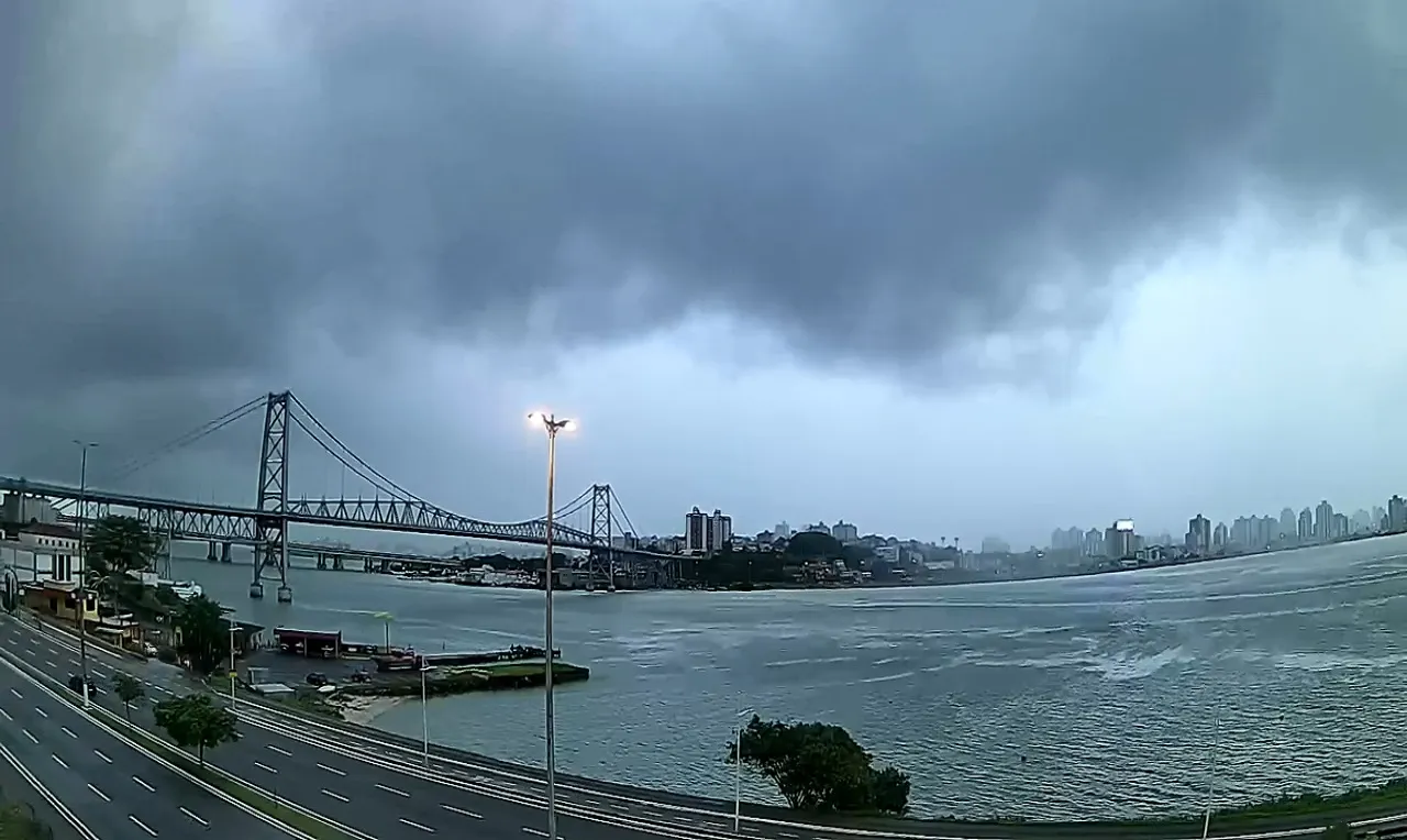A imagem mostra o avan&ccedil;o de chuva intensa em Florian&oacute;polis